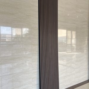 Akoestische Wandpanelen 60x280cm walnoot bruin met zwart vilt (Let op: leverbaar vanaf laatste week Augustus) - Afbeelding 2